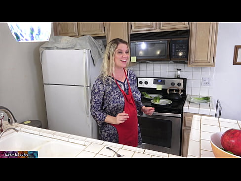 ❤️ Stepmom u munghje in cucina prima di a so data Video sessu à noi % co.virtsextor.ru% ❤
