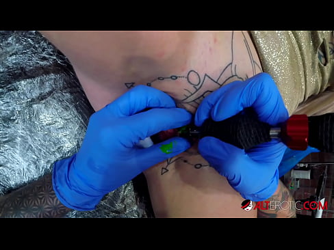 ❤️ Sully Savage, hottie estremamente tatuata, hà fattu un tatuatu nantu à u clitoris Video sessu à noi % co.virtsextor.ru% ❤